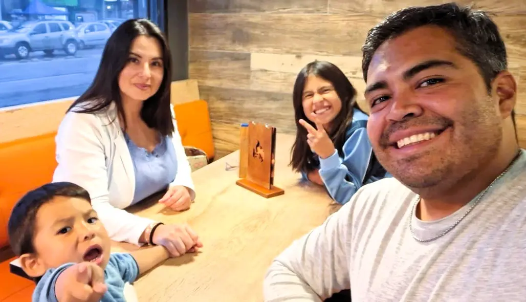 Esteban con su familia