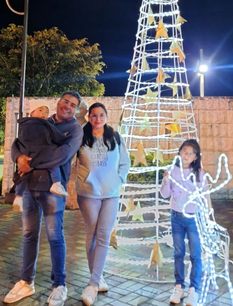 Esteban con su familia en Navidad
